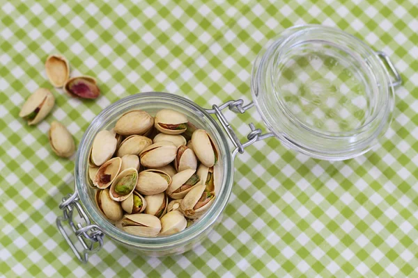 Pistazienkerne im Glas — Stockfoto