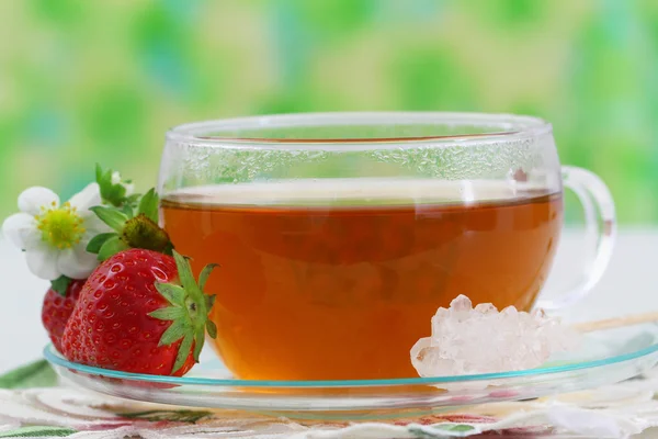 Herbata i świeże truskawki — Zdjęcie stockowe