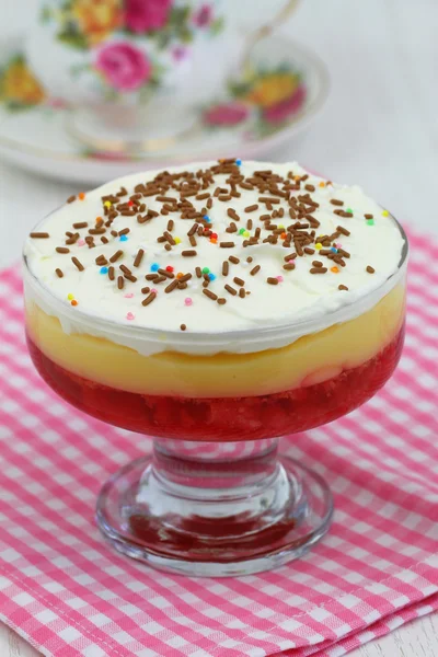 Trifle de morango com chantilly fresco — Fotografia de Stock