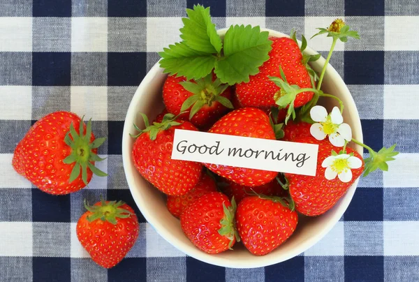 Carte du matin avec bol de fraises fraîches — Photo