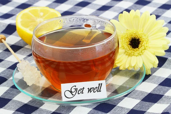 Gute Besserung Karte mit einer Tasse Tee, Zitrone und Sahne Gerbera Daisy — Stockfoto