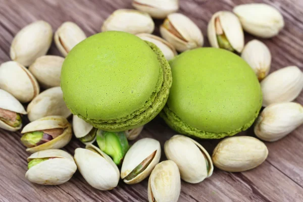 Macaroons de pistache sobre pistache nuts — Fotografia de Stock