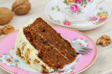 Ceviz ve badem ezmesi buzlanma ile havuç kek