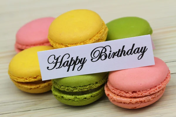 Cartão de aniversário feliz com macaroons coloridos — Fotografia de Stock