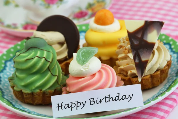 Cartão de aniversário feliz com seleção de bolos de creme — Fotografia de Stock