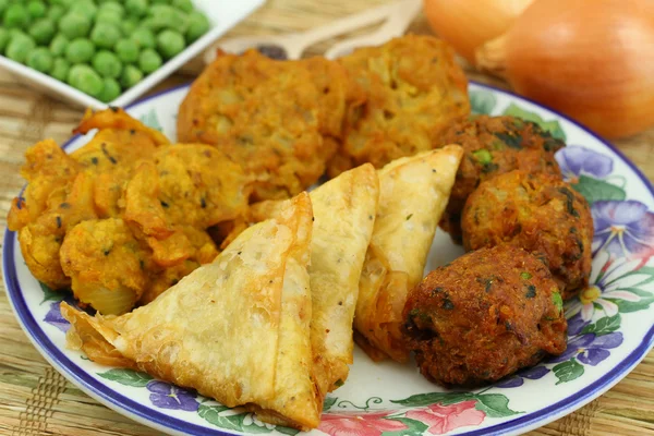 Selection of Indian vegetarian snacks — Stock Photo, Image