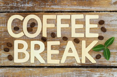 Kahve molası rustik ahşap yüzeyde ahşap harflerle yazılmış