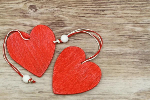 Dos corazones rojos de madera en la superficie de madera con espacio de copia — Foto de Stock