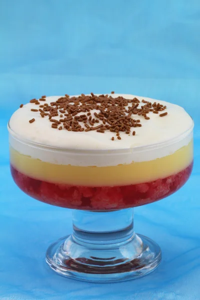Trifle fraise sur fond bleu avec espace de copie — Photo