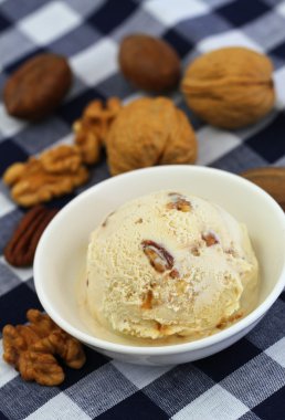 Ceviz, ceviz ve karamelli dondurma