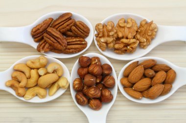 Beyaz porselen kaşık fındık yelpazesi