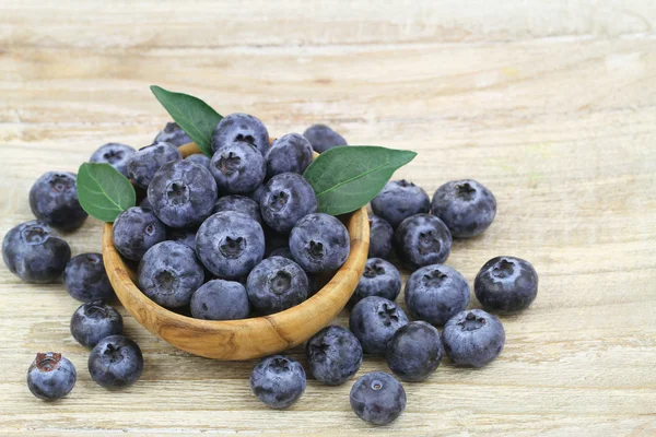 Blaubeeren in Holzschale mit Kopierraum — Stockfoto