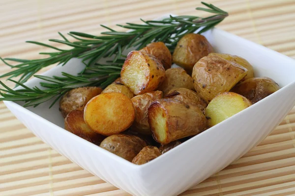 Roasted baby potatoes with fresh rosemary — Stock Photo, Image