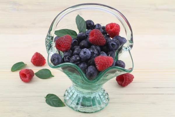 Blaubeeren und Himbeeren — Stockfoto