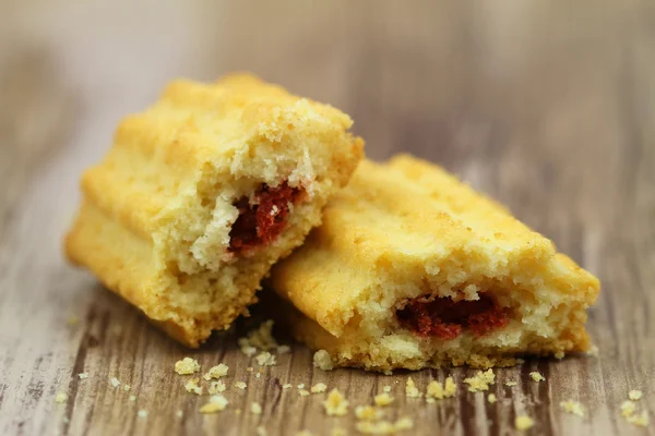 Crunchy cookies with raspberry filling — Stock Photo, Image