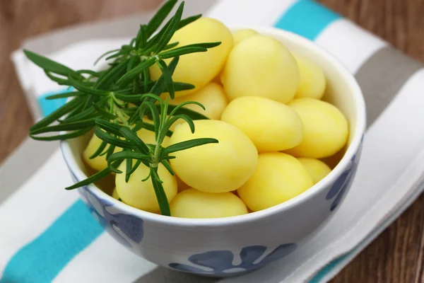 Baby potatoes with fresh rosemary — Stock Photo, Image