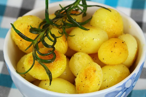 Roasted baby potatoes with rosemary — Stock Photo, Image