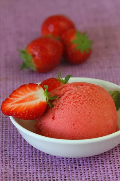 Erdbeersorbet und frische Erdbeere — Stockfoto