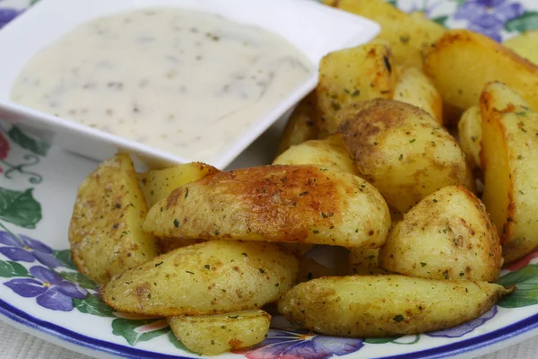 Fried potato wedges with garlic dip on the side — Stock Photo, Image