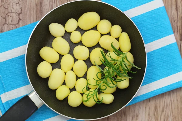 Baby potatoes with fresh rosemary in frying pan — Stock Photo, Image