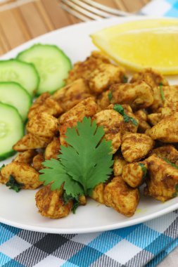 Taze kişniş ile baharatlı tavuk