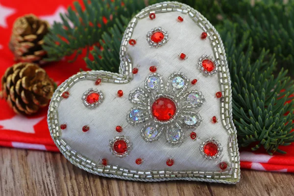 Corazón con purpurina y decoraciones navideñas — Foto de Stock