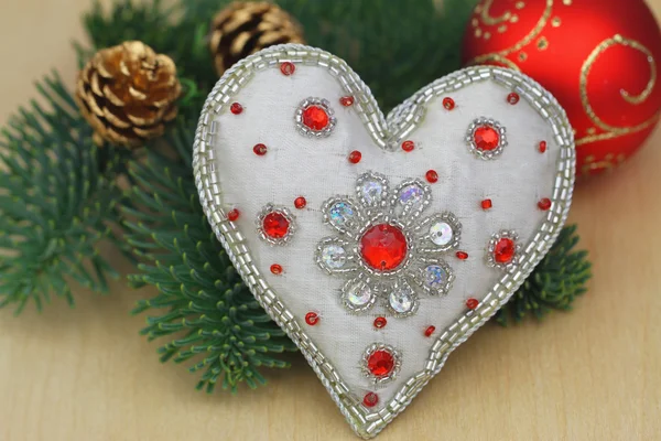 Corazón con purpurina y decoraciones navideñas — Foto de Stock