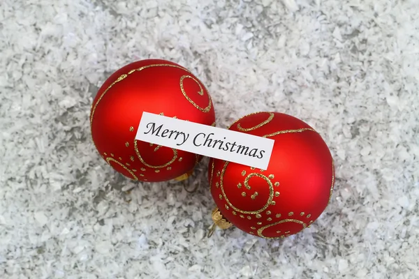 Feliz cartão de Natal com bugigangas vermelhas — Fotografia de Stock