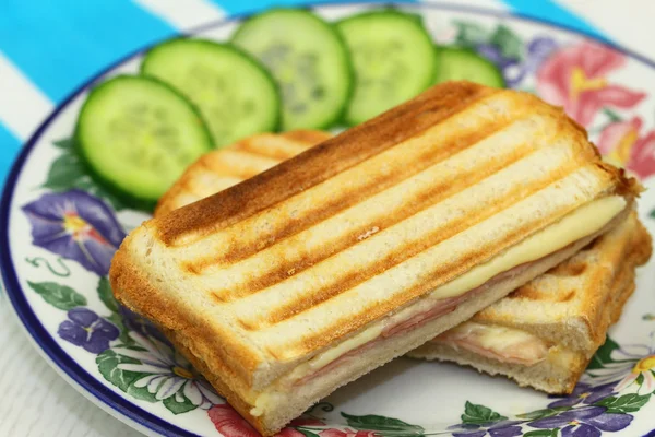 Sanduíche torrado com presunto e queijo — Fotografia de Stock