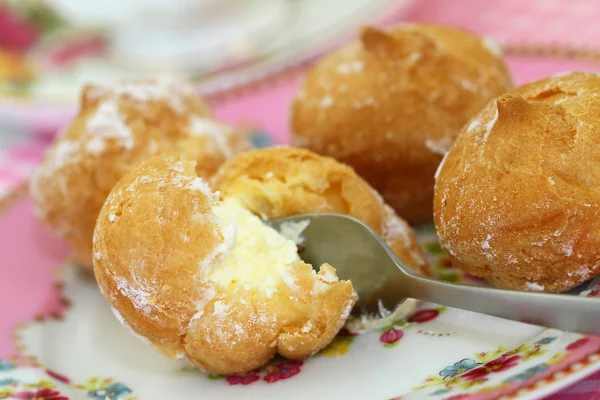 Dessert aus Profiterole — Stockfoto