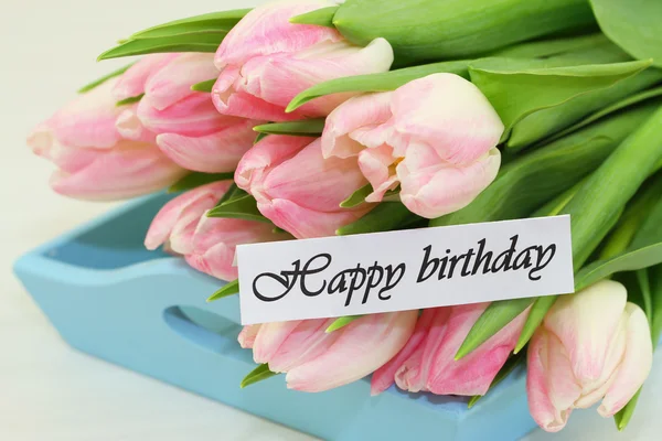 Cartão de aniversário feliz com tulipas rosa — Fotografia de Stock