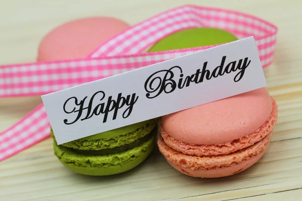 Cartão de aniversário feliz com macaroons coloridos — Fotografia de Stock