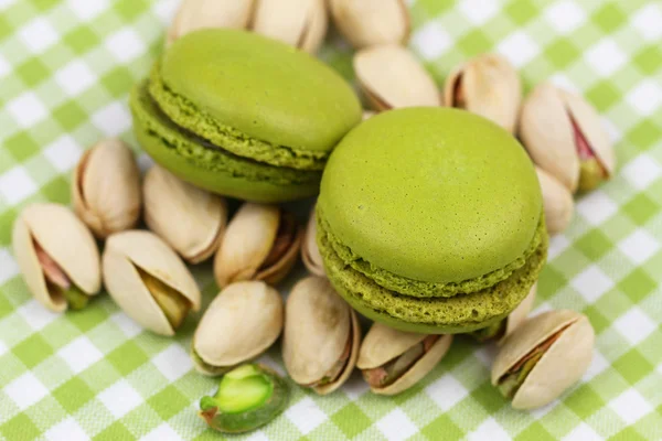 Macaroons de pistache sobre pistache nuts — Fotografia de Stock