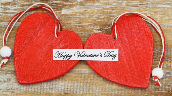 Ημέρα του ευτυχούς βαλεντίνου με δύο κόκκινες καρδιές ξύλινα — Φωτογραφία Αρχείου