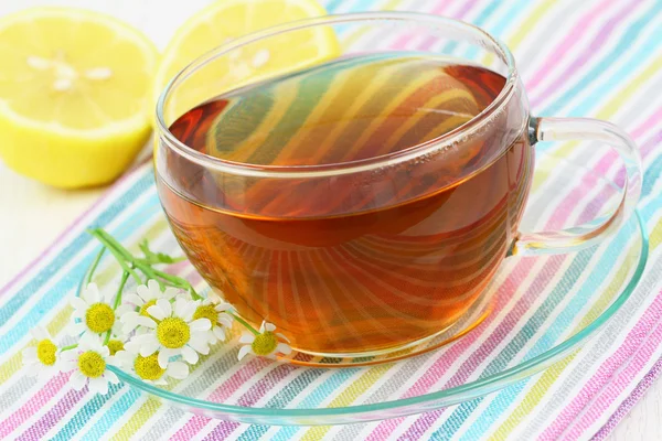 Té, flores frescas de manzanilla y limón — Foto de Stock