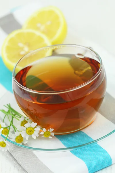 Té con flores de manzanilla y limón — Foto de Stock