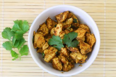 Baharatlı tavuk köri ve kişniş ile