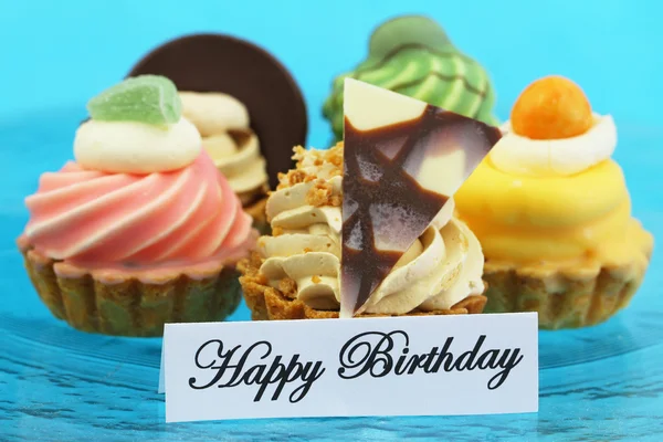Cartão de aniversário feliz com bolos de creme — Fotografia de Stock