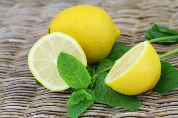 Limón y menta en mimbre, de cerca —  Fotos de Stock