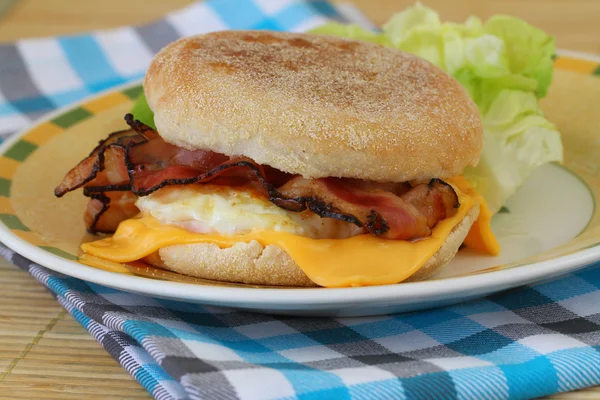 Muffin com ovo frito, bacon e queijo — Fotografia de Stock