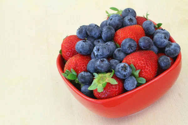 Erdbeeren und Blaubeeren in Schale mit Kopierraum — Stockfoto