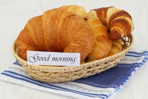 Bom dia cartão com croissants manteiga na cesta de pão — Fotografia de Stock