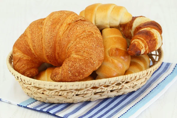 Butter croissants in bread basket, close up — Stock Photo, Image