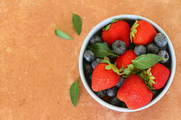 Erdbeeren und Blaubeeren in Schale mit Kopierraum — Stockfoto