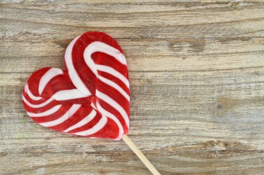 Lolipop kopya alanı ile ahşap yüzey üzerinde kalp şeklinde