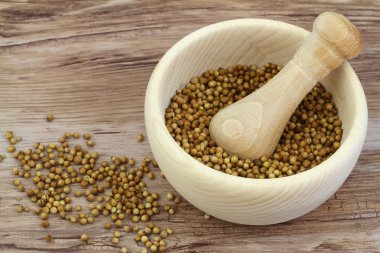 Harç kopya alanı ile ahşap yüzeyde kişniş tohumu