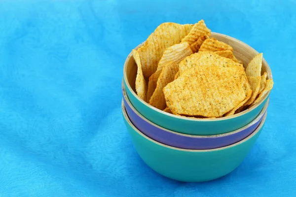 Patatas fritas al horno con hierbas frescas con espacio para copiar —  Fotos de Stock