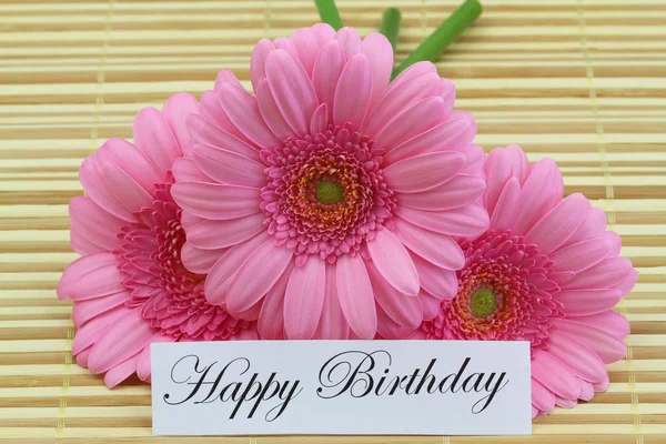 Feliz cumpleaños con margaritas gerberas rosadas — Foto de Stock