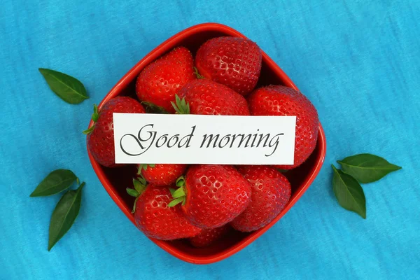 新鮮なイチゴのボウルでおはようカード — ストック写真