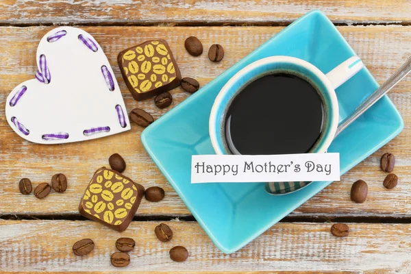 Szczęśliwą matką dzień karta z kawy, czekolady i drewniane serca — Zdjęcie stockowe